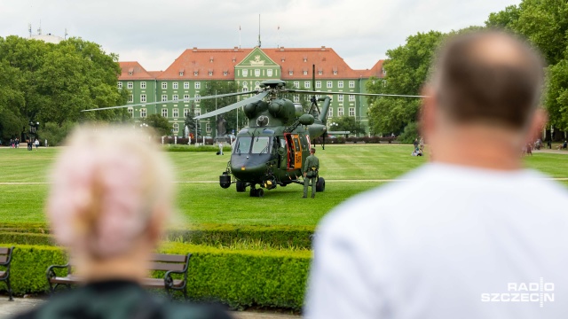 Fot. Robert Stachnik [Radio Szczecin] Wojskowy śmigłowiec lądował na Jasnych Błoniach [ZDJĘCIA]