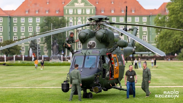 Fot. Robert Stachnik [Radio Szczecin] Wojskowy śmigłowiec lądował na Jasnych Błoniach [ZDJĘCIA]