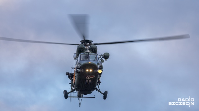 Fot. Robert Stachnik [Radio Szczecin] Wojskowy śmigłowiec lądował na Jasnych Błoniach [ZDJĘCIA]