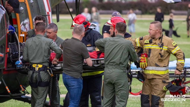 Fot. Robert Stachnik [Radio Szczecin] Wojskowy śmigłowiec lądował na Jasnych Błoniach [ZDJĘCIA]