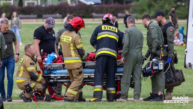 Fot. Robert Stachnik [Radio Szczecin] Wojskowy śmigłowiec lądował na Jasnych Błoniach [ZDJĘCIA]