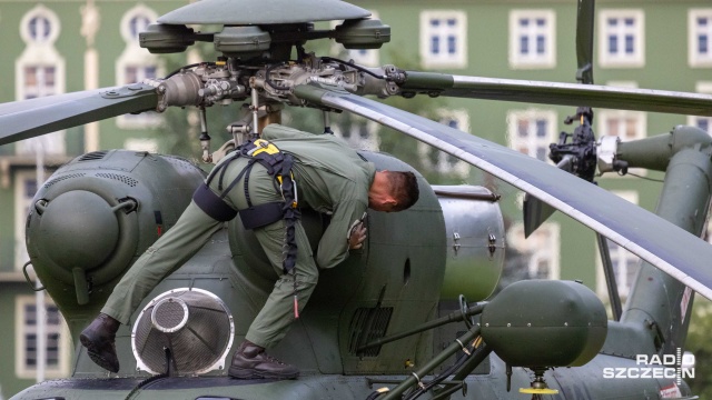 Fot. Robert Stachnik [Radio Szczecin] Wojskowy śmigłowiec lądował na Jasnych Błoniach [ZDJĘCIA]