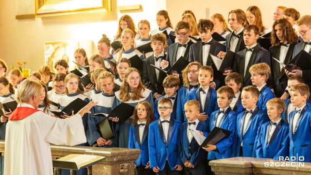 Chór katedry w Brunszwiku i Szczecińskie "Słowiki" pod dyrekcją Elke Lindemann. Fot. Robert Stachnik [Radio Szczecin] Chór katedry w Brunszwiku i szczecińskie "Słowiki" zainaugurowały Festiwal "Muzyczne przyjaźnie" [WIDEO, ZDJĘCIA]