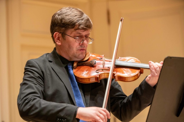 Mateusz Monczak – skrzypek. Fot. Materiały prasowe artysty Artyści Festiwalu Grünebergowskiego oddadzą hołd ofiarom wojen [ZDJĘCIA]