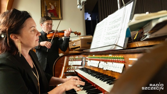 Katarzyna Ganczarska – organistka i Mariusz Monczak – skrzypek. Fot. Robert Stachnik [Radio Szczecin] Wzruszający koncert dedykowany ofiarom wojen [WIDEO, ZDJĘCIA]