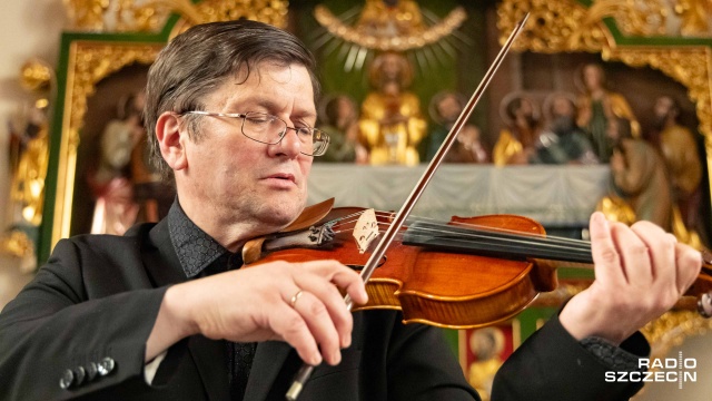 Mariusz Monczak – skrzypek. Fot. Robert Stachnik [Radio Szczecin] Wzruszający koncert dedykowany ofiarom wojen [WIDEO, ZDJĘCIA]