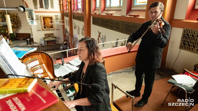 Katarzyna Ganczarska – organistka i Mariusz Monczak – skrzypek. Fot. Robert Stachnik [Radio Szczecin] Wzruszający koncert dedykowany ofiarom wojen [WIDEO, ZDJĘCIA]