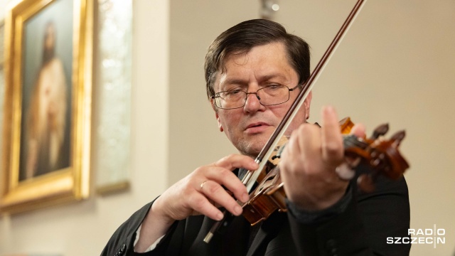 Mariusz Monczak – skrzypek. Fot. Robert Stachnik [Radio Szczecin] Wzruszający koncert dedykowany ofiarom wojen [WIDEO, ZDJĘCIA]