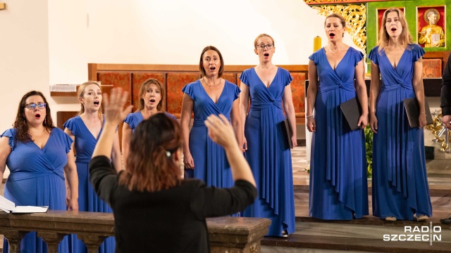 Soprany i alty Sonus Cantus Chamber Choir pod dyrekcją Katarzyny Ganczarskiej. Fot. Robert Stachnik [Radio Szczecin] Wzruszający koncert dedykowany ofiarom wojen [WIDEO, ZDJĘCIA]