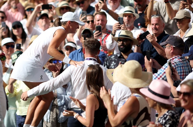 Fot. PAP/EPA/ADAM VAUGHAN Historyczny dzień polskiego tenisa. Kibice zaskoczeni [ZDJĘCIA]