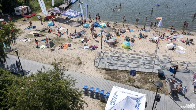 Fot. Maciej Papke [Radio Szczecin] Rozrywka rodem z Hawajów. Radio Szczecin nadawało z Nowego Warpna [WIDEO, ZDJĘCIA]