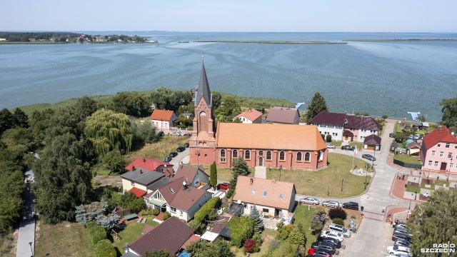 Fot. Maciej Papke [Radio Szczecin] Rozrywka rodem z Hawajów. Radio Szczecin nadawało z Nowego Warpna [WIDEO, ZDJĘCIA]