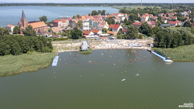Fot. Maciej Papke [Radio Szczecin] Rozrywka rodem z Hawajów. Radio Szczecin nadawało z Nowego Warpna [WIDEO, ZDJĘCIA]