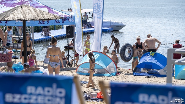 Fot. Maciej Papke [Radio Szczecin] Rozrywka rodem z Hawajów. Radio Szczecin nadawało z Nowego Warpna [WIDEO, ZDJĘCIA]