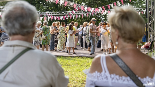 Potańcówka na Różance Fot. Maciej Papke [Radio Szczecin] Potańcówka na Różance. "To poprawia humor, człowiek nie wpada w depresję" [ZDJĘCIA]