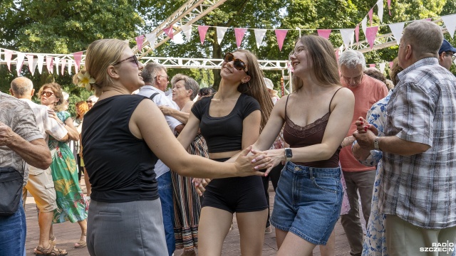 Potańcówka na Różance Fot. Maciej Papke [Radio Szczecin] Potańcówka na Różance. "To poprawia humor, człowiek nie wpada w depresję" [ZDJĘCIA]