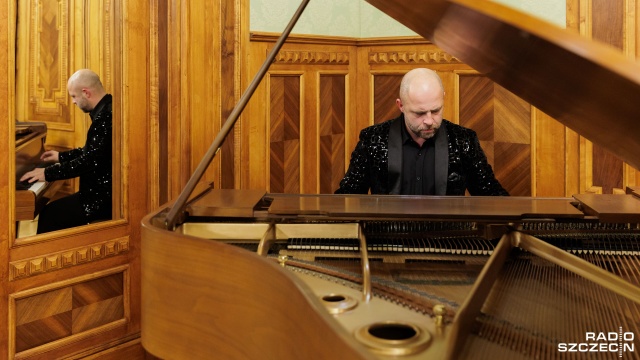 Sławomir Wilk – pianista. Fot. Robert Stachnik [Archiwum Radia Szczecin] Koncert w Radiu Szczecin pamięci Mikołaja Szczęsnego w 80. rocznicę urodzin i 15. śmierci [ZDJĘCIA]