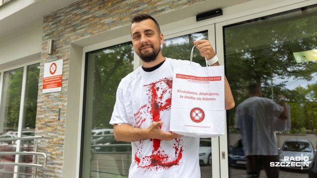 Fot. Robert Stachnik [Radio Szczecin] "Przelej krew w rocznicę Powstania Warszawskiego". Pamiątkowa koszulka za krew [ZDJĘCIA]