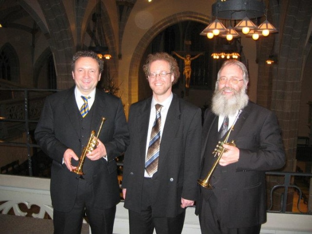 Rudi Scheck – trębacz (od lewej), Christian-Marcus Raiser (organy), Eckhard Martin Schmidt (trąbka) ze Stuttgarter Barock-Collegium. Fot. Materiały prasowe Stuttgarter Barock-Colegium Bachowski koncert w Szczecinie [ZDJĘCIA]