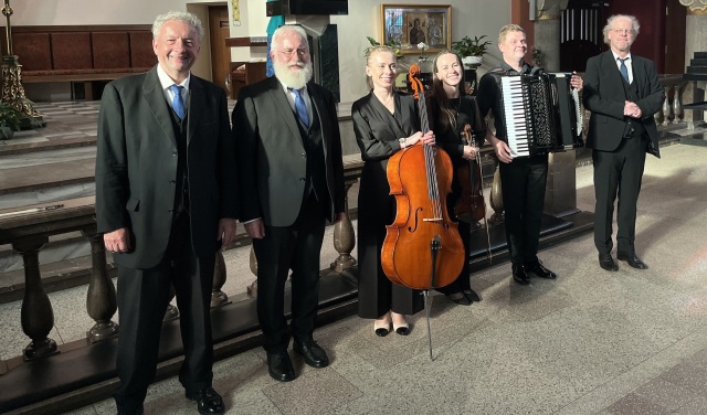 Eckhard Schmidt (od lewej), Rudi Scheck, Natalia Wesołowska, Edyta Wolańska, Oleg Wolański i Christian-Marcus Raiser przyjmują gorące brawa publiczności. Fot. Sylwia Burnicka-Kalischewska Artyści z Polski, Niemiec i Ukrainy w hołdzie Bachowi [WIDEO, ZDJĘCIA]