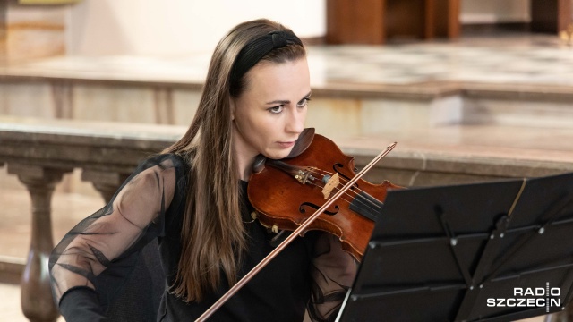 Edyta Wolańska – wiolinistka Tria Con Fuoco. Fot. Robert Stachnik [Radio Szczecin] Artyści z Polski, Niemiec i Ukrainy w hołdzie Bachowi [WIDEO, ZDJĘCIA]