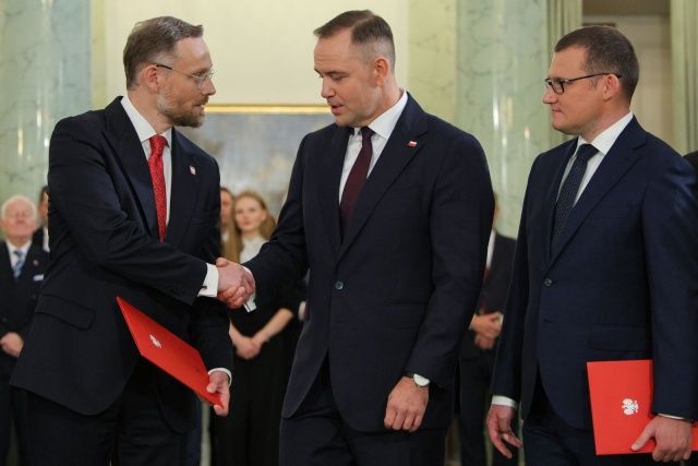 Od lewej: Zbigniew Bogucki, po prawej od prezydenta Paweł Szefernaker. Fot. PAP/Paweł Supernak Ludzie prezydenta. Nominacje dla polityków z Pomorza Zachodniego