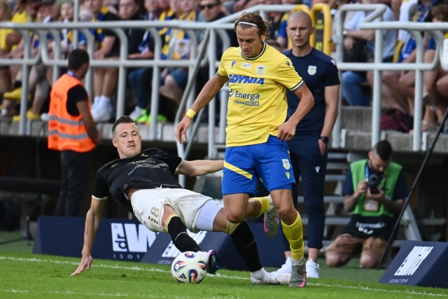 Marcel Predenkiewicz i Fredrik Ulvestad. Fot. PAP/Marcin Gadomski Pogoń przegrywa w Gdyni. Gol, gesty i przeprosiny Jakubczyka [ZDJĘCIA, AKTUALIZACJA]