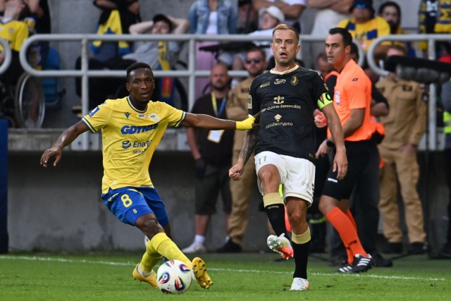 Alassane Sidibe i Kamil Grosicki. Fot. PAP/Marcin Gadomski Pogoń przegrywa w Gdyni. Gol, gesty i przeprosiny Jakubczyka [ZDJĘCIA, AKTUALIZACJA]