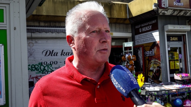 Fot. Wojciech Ochrymiuk [Radio Szczecin] Punkty sprzedaży alkoholu obeszły nocną prohibicję i stworzyły "bary" [WIDEO, ZDJĘCIA]