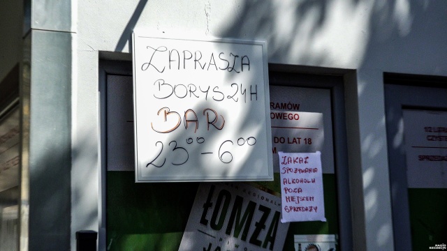 Fot. Wojciech Ochrymiuk [Radio Szczecin] Punkty sprzedaży alkoholu obeszły nocną prohibicję i stworzyły "bary" [WIDEO, ZDJĘCIA]