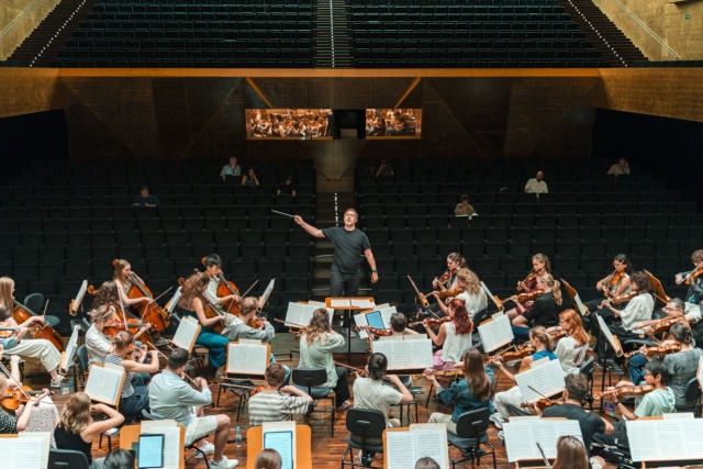 Próba generalna ILYO 2025 pod batutą Przemysława Neumanna. Fot. Piotr Nykowski Finał ILYO 2025 w Złotej Sali Filharmonii [ZDJĘCIA]