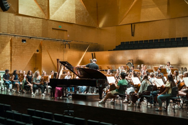 Aleksandra Świgut – pianistka i Orkiestra ILYO 2025 pod batutą Przemysława Neumanna na próbie generalnej. Fot. Piotr Nykowski Finał ILYO 2025 w Złotej Sali Filharmonii [ZDJĘCIA]