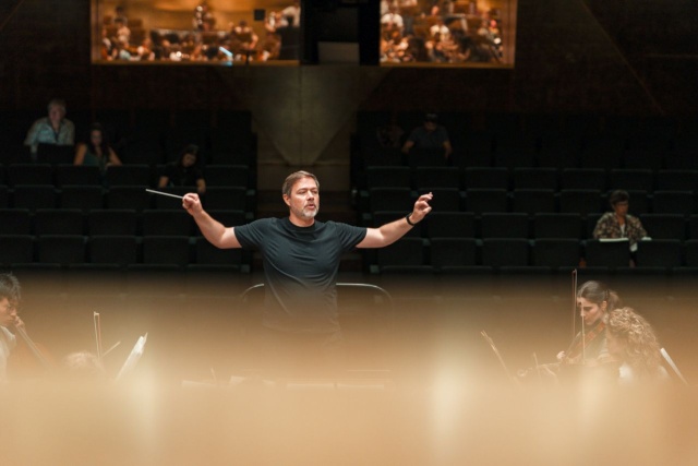 Przemysław Neumann - dyrygent, dyrektor naczelny i artystyczny Filharmonii w Szczecinie. Fot. Piotr Nykowski Finał ILYO 2025 w Złotej Sali Filharmonii [ZDJĘCIA]