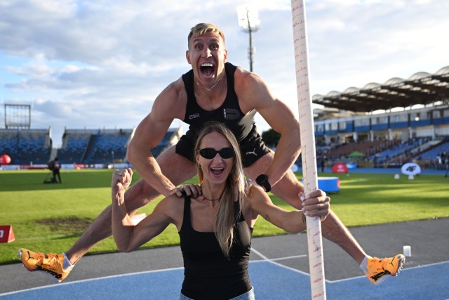 Piotr Lisek po zwycięstwie w konkursie skoku o tyczce z żoną i trenerką Aleksandrą Lisek podczas 101. PZLA lekkoatletycznych mistrzostw Polski w Bydgoszczy. Fot. PAP/Adam Warżawa Szczecińskie medale na lekkoatletycznych MP. Dwa tytuły mistrzowskie [ZDJĘCIA]