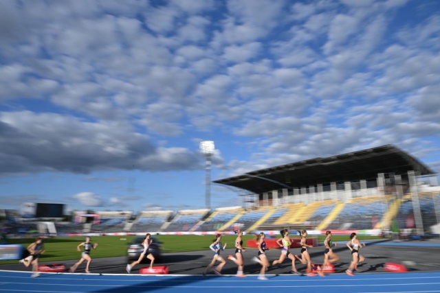 Zawodniczki w biegu na 1500m. Fot. PAP/Adam Warżawa Szczecińskie medale na lekkoatletycznych MP. Dwa tytuły mistrzowskie [ZDJĘCIA]