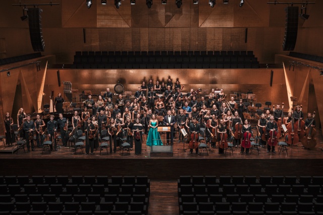 Aleksandra Świgut – pianistka z International Lutosławski Youth Orchestra 2025 pod dyrekcją Przemysława Neumanna w Złotej Sali Filharmonii im. Mieczysława Karłowicza w Szczecinie. Fot. Piotr Nykowski Owacyjne przyjęcie Aleksandry Świgut i orkiestry ILYO 2025 w Filharmonii [ZDJĘCIA]