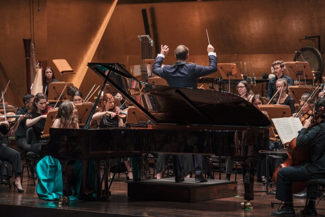 Aleksandra Świgut – pianistka gra z International Lutosławski Youth Orchestra 2025 pod batutą Przemysława Neumanna w Złotej Sali Filharmonii im. Mieczysława Karłowicza w Szczecinie. Fot. Piotr Nykowski Owacyjne przyjęcie Aleksandry Świgut i orkiestry ILYO 2025 w Filharmonii [ZDJĘCIA]