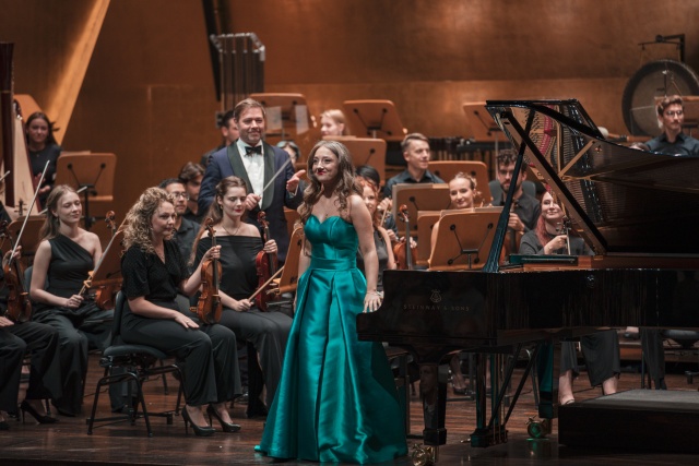 Aleksandra Świgut – pianistka przyjmuje owacyjne brawa publiczności Złotej Sali Filharmonii im. Mieczysława Karłowicza w Szczecinie. Fot. Piotr Nykowski Owacyjne przyjęcie Aleksandry Świgut i orkiestry ILYO 2025 w Filharmonii [ZDJĘCIA]