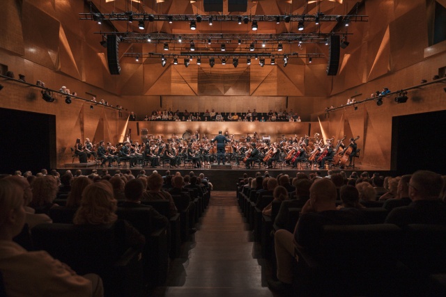 International Lutosławski Youth Orchestra 2025 pod dyrekcją Przemysława Neumanna w Złotej Sali Filharmonii im. Mieczysława Karłowicza w Szczecinie. Fot. Piotr Nykowski Owacyjne przyjęcie Aleksandry Świgut i orkiestry ILYO 2025 w Filharmonii [ZDJĘCIA]