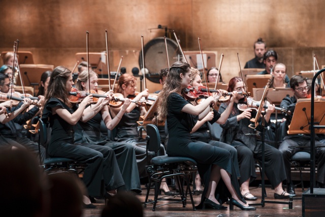 Fot. Piotr Nykowski Owacyjne przyjęcie Aleksandry Świgut i orkiestry ILYO 2025 w Filharmonii [ZDJĘCIA]