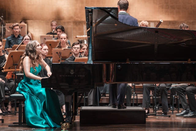 Aleksandra Świgut – pianistka gra z International Lutosławski Youth Orchesra 2025 pod batutą Przemysława Neumanna w Złotej Sali Filharmonii im. Mieczysława Karłowicza w Szczecinie. Fot. Piotr Nykowski Owacyjne przyjęcie Aleksandry Świgut i orkiestry ILYO 2025 w Filharmonii [ZDJĘCIA]