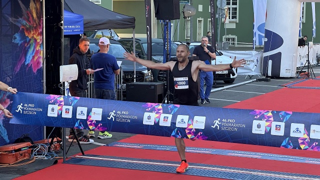 Wyścig na 10 kilometrów jako pierwszy ukończył Bartosz Jurgiewicz. Fot. Sebastian Roszkowski [Radio Szczecin] PKO Półmaraton Szczeciński. Znamy zwycięzców [WIDEO, ZDJĘCIA]