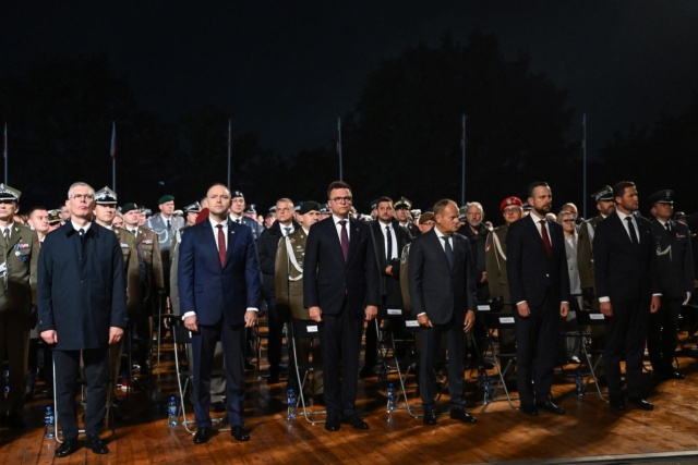 Uroczystości przed Pomnikiem Obrońców Wybrzeża na Westerplatte. Fot. PAP/Adam Warżawa Prezydent: musimy w końcu załatwić kwestię reparacji od państwa niemieckiego [ZDJĘCIA]