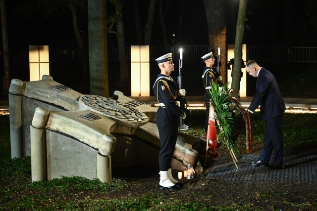Prezydent RP Karol Nawrocki składa kwiaty na Cmentarzu Obrońców Westerplatte w Gdańsku, w ramach obchodów 86. rocznicy wybuchu II wojny światowej. Fot. PAP/Adam Warżawa Prezydent: musimy w końcu załatwić kwestię reparacji od państwa niemieckiego [ZDJĘCIA]