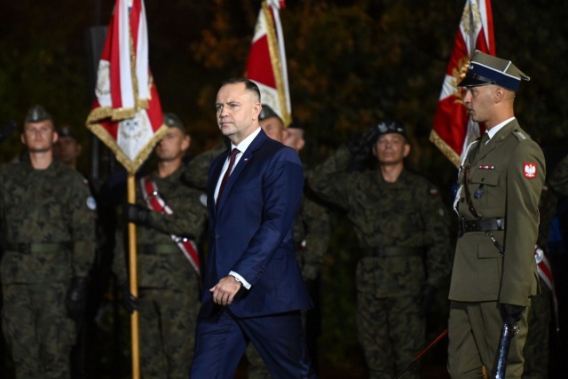 Prezydent RP Karol Nawrocki podczas uroczystości przed Pomnikiem Obrońców Wybrzeża na Westerplatte w Gdańsku, w ramach obchodów 86. rocznicy wybuchu II wojny światowej. PAP/Adam Warżawa Prezydent: musimy w końcu załatwić kwestię reparacji od państwa niemieckiego [ZDJĘCIA]