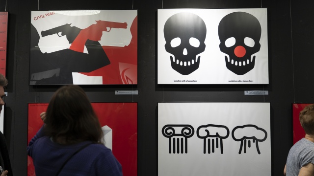 Fot. Maciej Papke [Radio Szczecin] Antytotalitarna wystawa plakatów Lexa Drewinskiego [ZDJĘCIA]