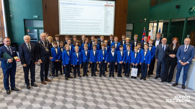 Szczeciński Chór Chłopięcy „Słowiki” pod dyrekcją Kamila Szałaty z władzami Miasta Szczecin na uroczystej sesji Rady Miasta Szczecin. Fot. Robert Stachnik [Radio Szczecin] Chór Chłopięcy „Słowiki” odznaczony Medalem za zasługi dla miasta Szczecina [WIDEO, ZDJĘCIA]