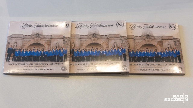 Płyta Jubileuszowa Szczecińskiego Chóru Chłopięcego „Słowiki” pod dyrekcją Kamila Szałaty wydana z okazji 65-lecia Chóru. Fot. Robert Stachnik [Radio Szczecin] Chór Chłopięcy „Słowiki” odznaczony Medalem za zasługi dla miasta Szczecina [WIDEO, ZDJĘCIA]