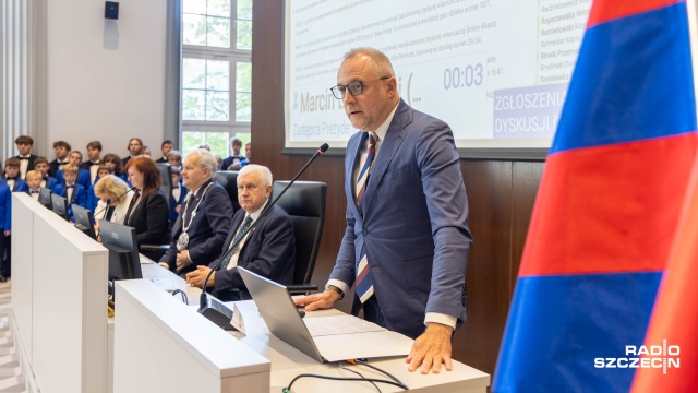 Marcin Biskupski – zastępca prezydenta Szczecina wygłasza laudację na uroczystej sesji Rady Miasta Szczecin. Robert Stachnik [Radio Szczecin] Chór Chłopięcy „Słowiki” odznaczony Medalem za zasługi dla miasta Szczecina [WIDEO, ZDJĘCIA]