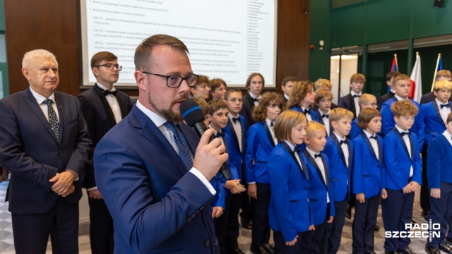 Kamil Szałata – dyrygent, dyrektor Szczecińskiego Chóru Chłopięcego „Słowiki” dziękuje Radzie Miasta Szczecin za przyznanie Medalu. Fot. Robert Stachnik [Radio Szczecin] Chór Chłopięcy „Słowiki” odznaczony Medalem za zasługi dla miasta Szczecina [WIDEO, ZDJĘCIA]